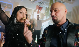 Del Sol z hitem „Wesele Sztos”. Ten wynik wyświetleń mówi wszystko