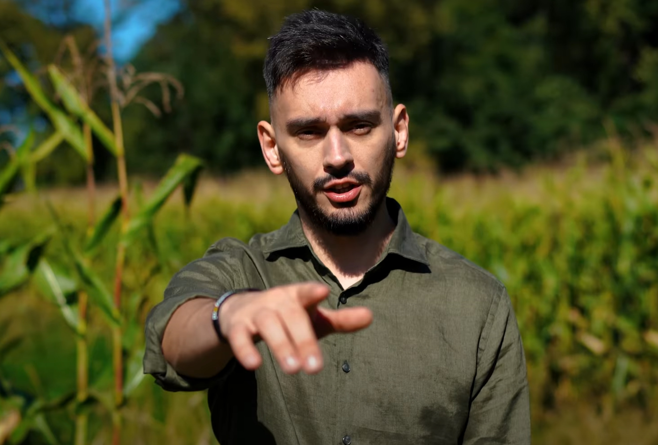 Denis prezentuje premierę „Prosta dziewczyna ze wsi”
