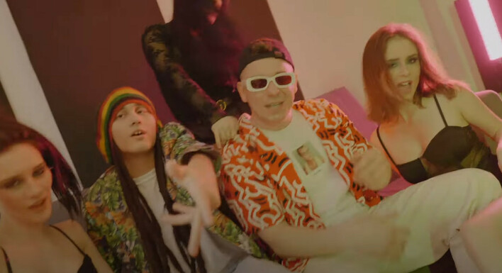 Twórca hitu „Ale z Ciebie bambik„ Rastafarianin w duecie z gwiazdą disco polo! Ich NOWOŚĆ HoteLove podbije internet?! 