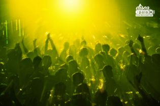 Disco polo stanęło nad przepaścią? Zobaczcie jak wyglądał koncert znanego zespołu.