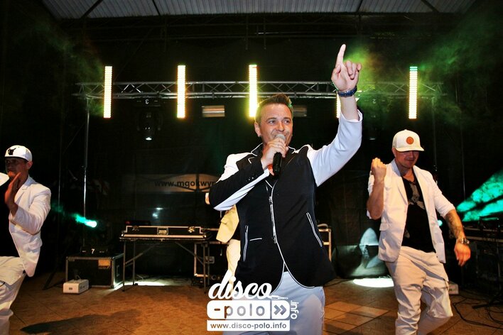 Disco polo to nie wiocha! Na koncercie grupy Weekend pojawił się tłum fanów. Liszewski jak zwykle zaśpiewał na żywo | VIDEO