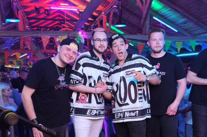 DiscoBoys i Bartii zaskakują wspólnym występem! ”Dzisiejsza noc” na żywo robi furorę wśród fanów disco polo