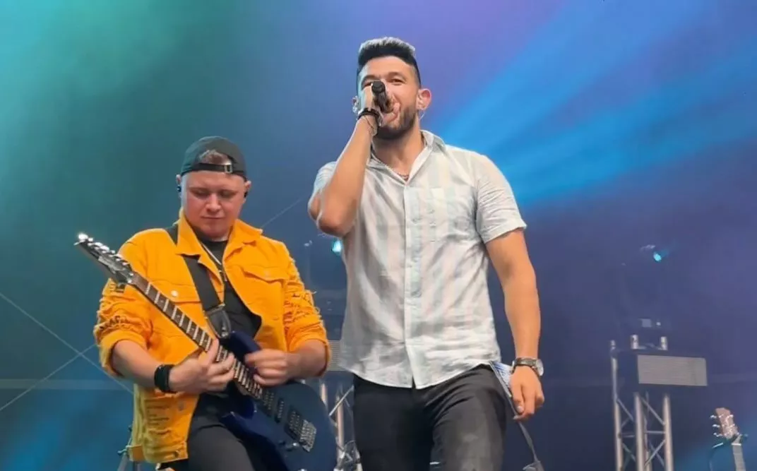 Gwiazdor disco polo w akcji: Tak Kamil Kossakowski Discoboys podbija scenę hitem „Z Tobą”!
