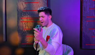 DiscoBoys wypuszcza „Brązowe Oczy”. Romantyczna odsłona Kamila Kossakowskiego