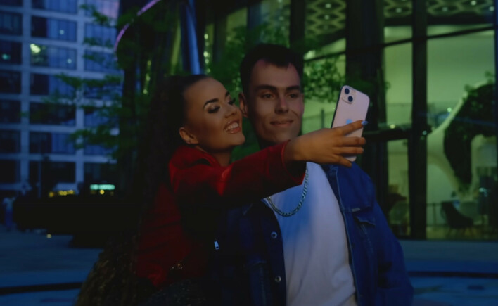 DiscoPrince przenosi fanów "Do Gwiazd" – najnowszy hit z produkcją na najwyższym poziomie

