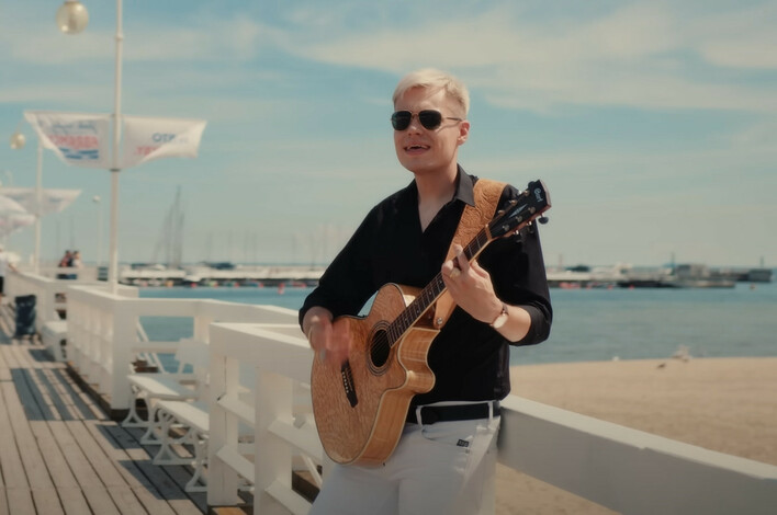 DiscoPrince wraca z hitem „Nie wiem nic„! Teledysk w stylu lat 90. podbija rynek disco polo! Fani „prawdziwy hit lata„

