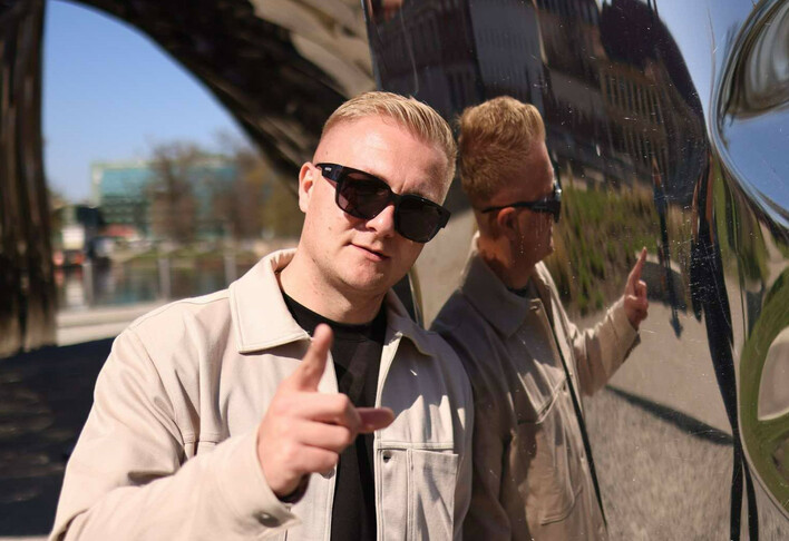 ”Dla Ciebie” to nowość od Szymona Jankowskiego – romantyczne disco polo, które zaskakuje klimatem