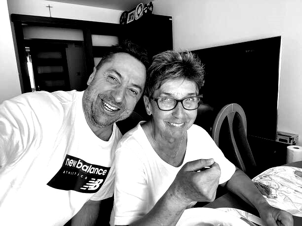 Dlaczego Marcin Miller z Boys milczał o śmierci mamy? Lider disco polo dopiero teraz powiedział, co przeżywał