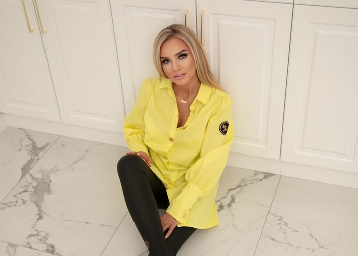 Popularna wokalistka disco polo czaruje fanów gorącą stylizacją! Uwagę zwracają czerwone szpilki! Ten kolor to hit jesieni?! 