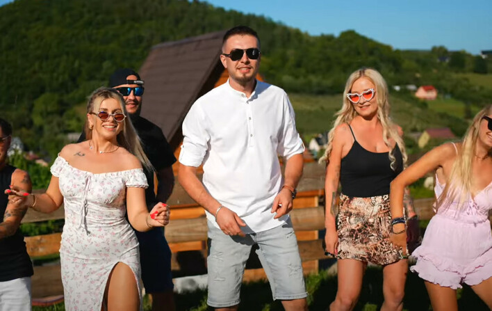 „Do przodu idź” podbija Internet. Longy wprowadza świeże brzmienie do świata disco polo