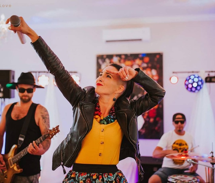 Do sieci wyciekły gorące zdjęcia! Gwiazda disco polo - Emila Sanecka z Daj To Głośniej przyłapana w łóżku! 
