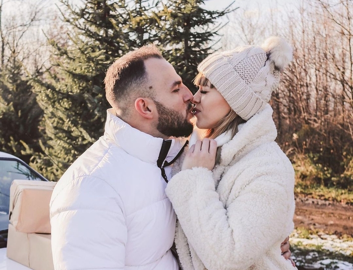 Córka gwiazdora disco polo zdradziła, że rodzice spodziewają się dziecka! Wokalista wraz z żoną nie kryje wielkiego szczęścia! 