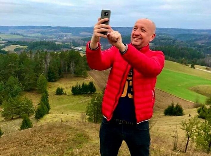 Gwiazdor disco polo uciekł z miast! Izolacja pobudziła jego kreatywność!