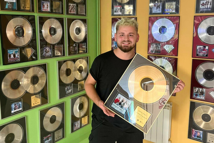 Wyjątkowa nagroda w rękach gwiazdy disco polo! Bajorek nie kryje radości! Złota płyta za hit „Przeznaczeni”! 
