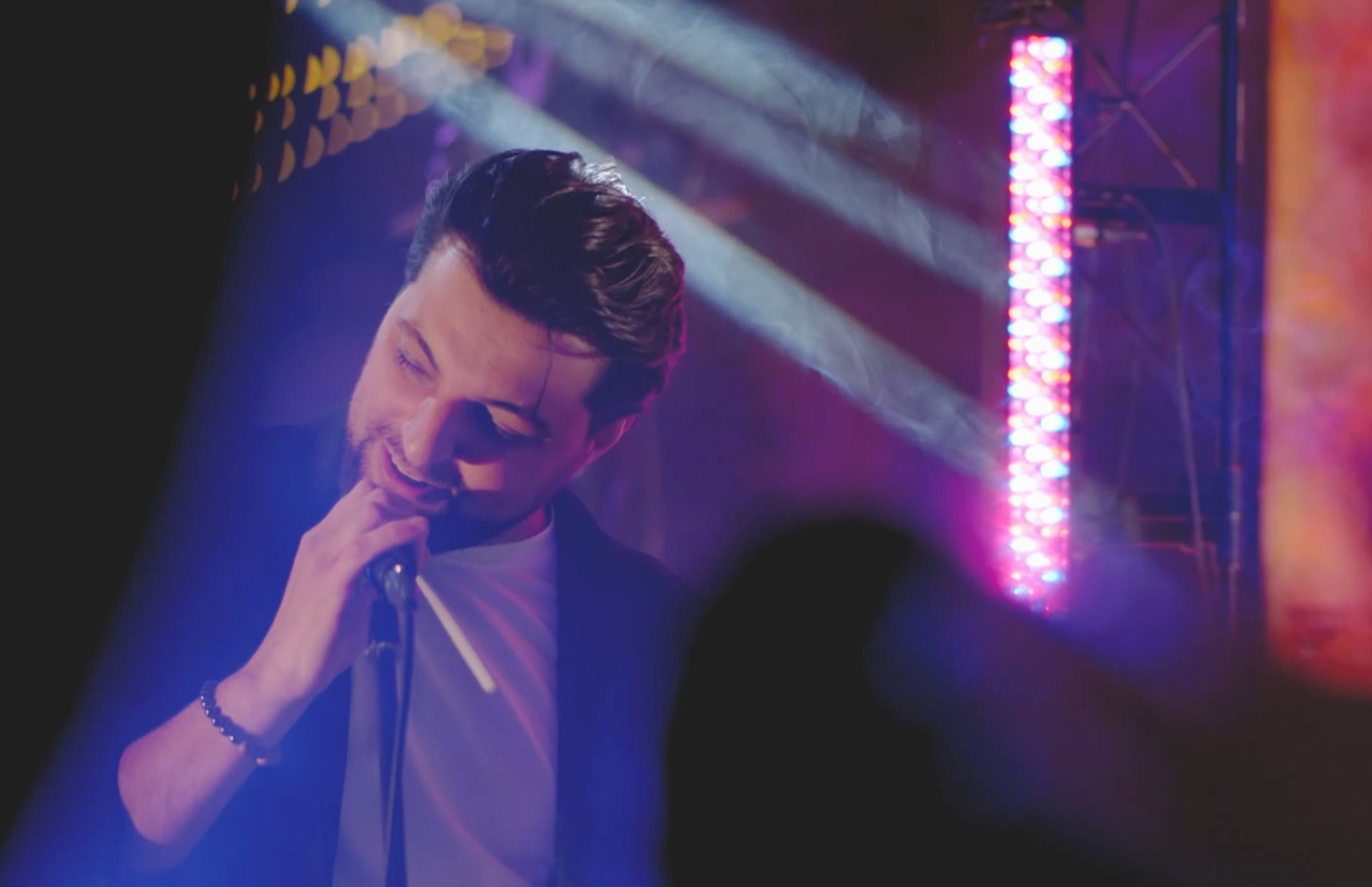 Dragan odkryciem w disco polo? Artysta pokazał nowość „Raz Dwa Trzy”. Poołączenie disco, dance i romskich klimatów skradnie serca fanów?