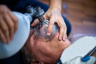 Dramat gwiazdora disco polo! Dziadek mimo reanimacji zmarł na jego rękach!