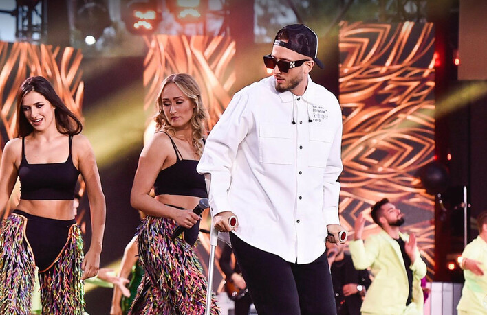 Dramat przed koncertem! Produkcja wprowadziła gwiazdora disco polo na scenę Wakacyjnej Trasy Dwójki! Łobuza czeka operacja! 