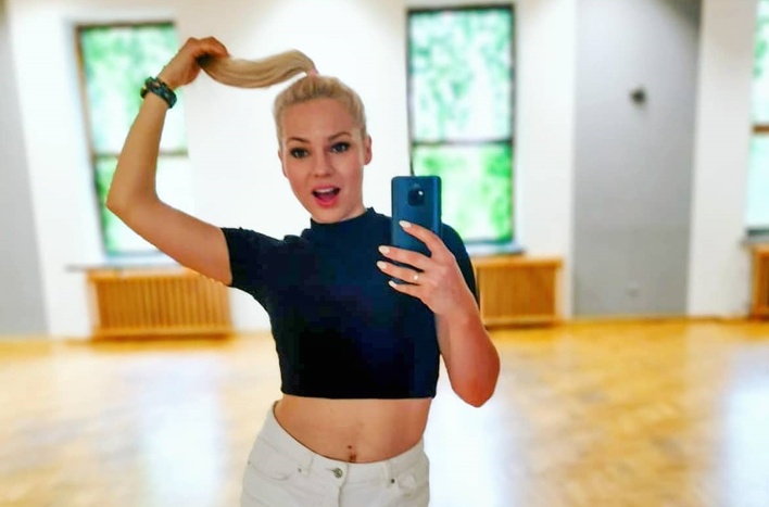 Znana wokalistka disco polo kusi w skąpym stroju na łóżku! Sylwia Morcinek z formacji Weź Nie Pytaj poruszyła wyobraźnię fanów!
