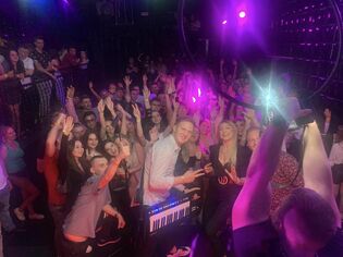 Dwa niezapomniane występy zespołu Piękni i Młodzi! Magda Narożna rozgrzała publiczność!