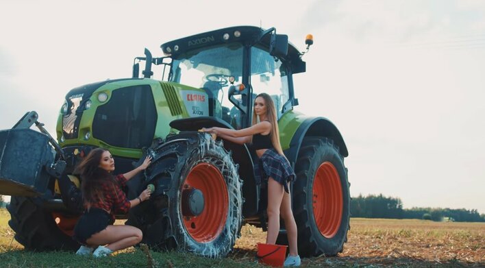 Dwie ponętne kobiety, traktor oraz wokalista disco polo! Zobaczcie nowość pt. "Na roli nie ma, że boli"