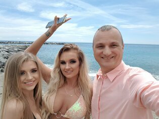 Dwie popularne modelki u boku znanego artysty disco polo! Zobaczcie materiał z San Remo!