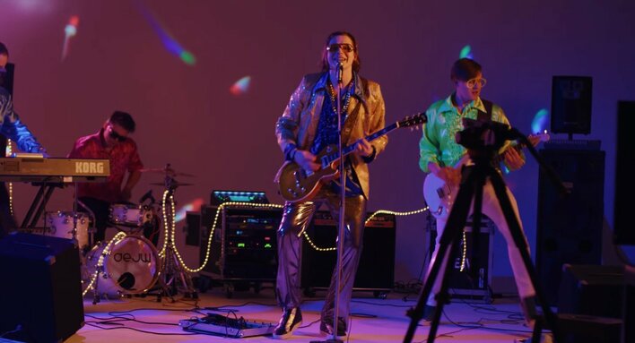 Wokalista disco polo rozpala kobiece żądze! Jego dwuznaczna premiera podbija sieć! 