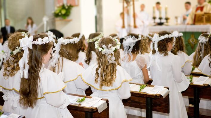 Dzieci na Pierwszej Komunii śpiewają disco polo. Szokujące nagranie! | VIDEO