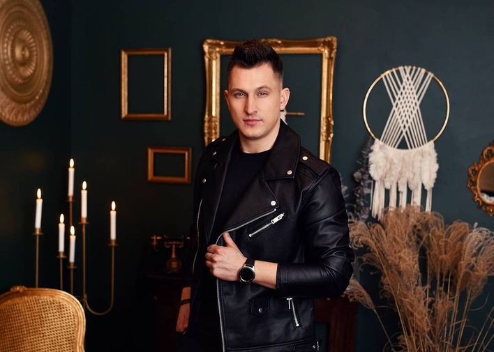 Dzieje się w świecie futbolu! Piosenkarz disco polo rozwija piłkarską karierę!