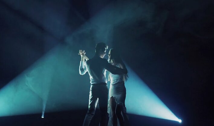 Wokalista disco polo podniósł poprzeczkę! Jego utwór robi w sieci furorę! 