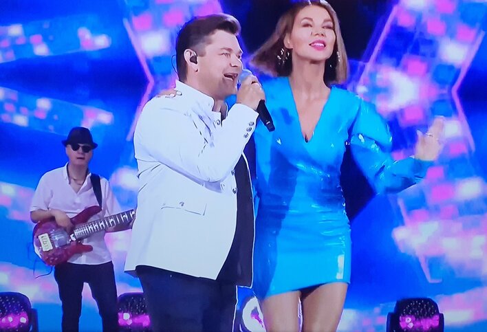 Edyta Górniak w objęciach Zenona Martyniuka. Gwiazda wbiegła na scenę podczas występu króla disco polo!