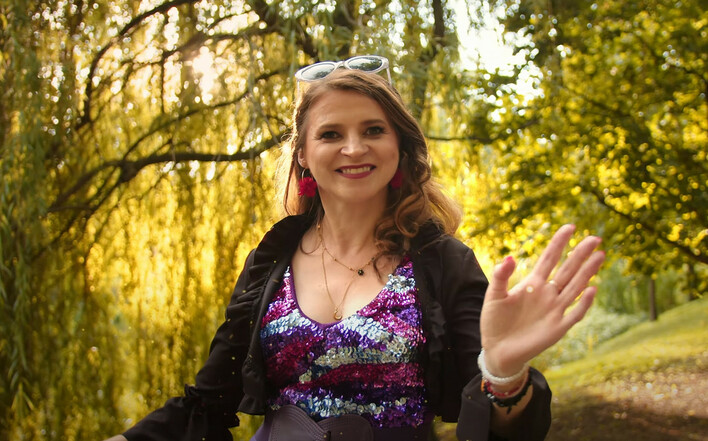 Edyta JOŃCZYK w nowym hicie disco polo! „Uśmiech za uśmiech„ - Czy to będzie przebój końca lata?

