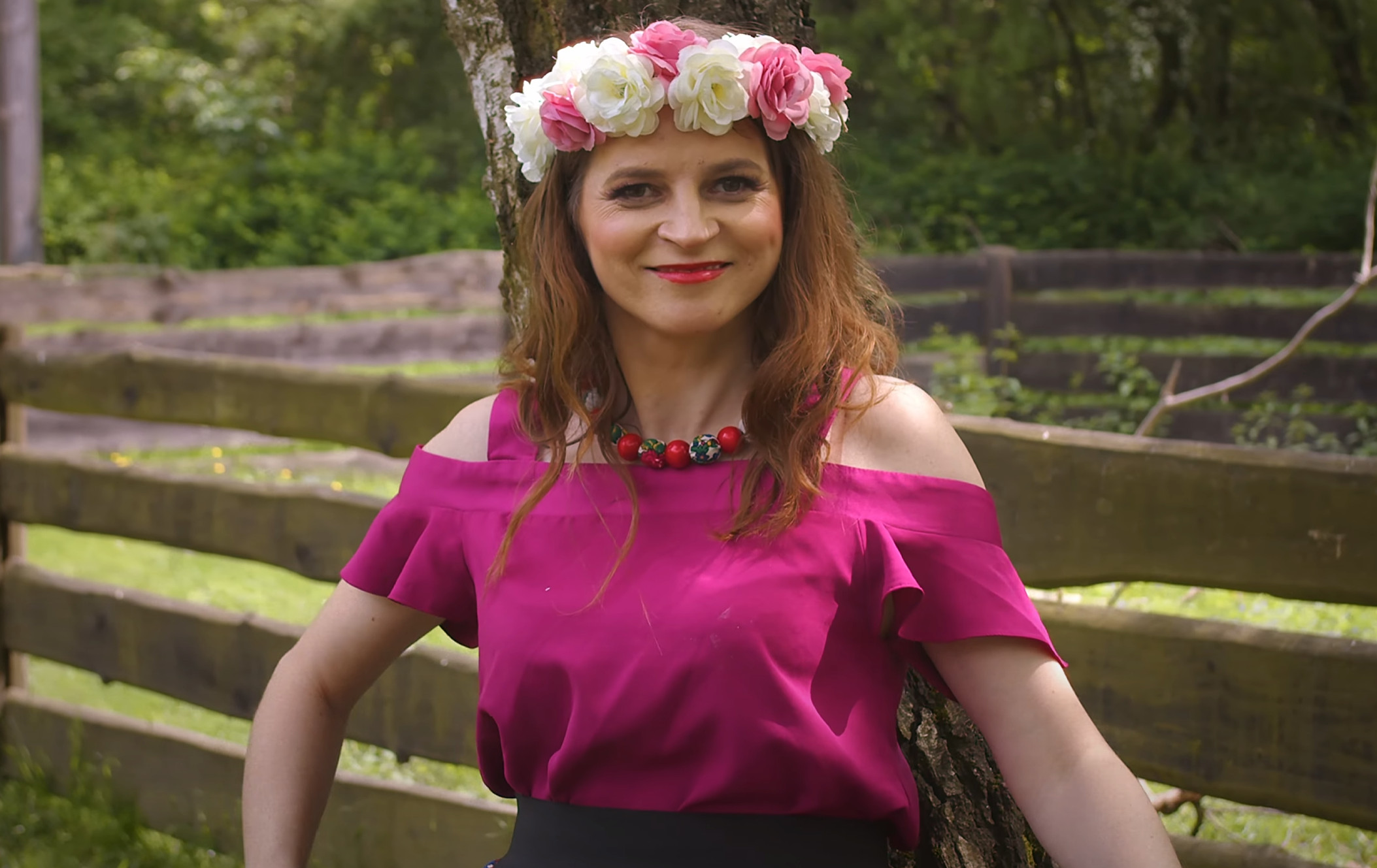 Edyta Jończyk z nową piosenką „Kwiaty do wianka”. Folkowy klimat i sielski teledysk

