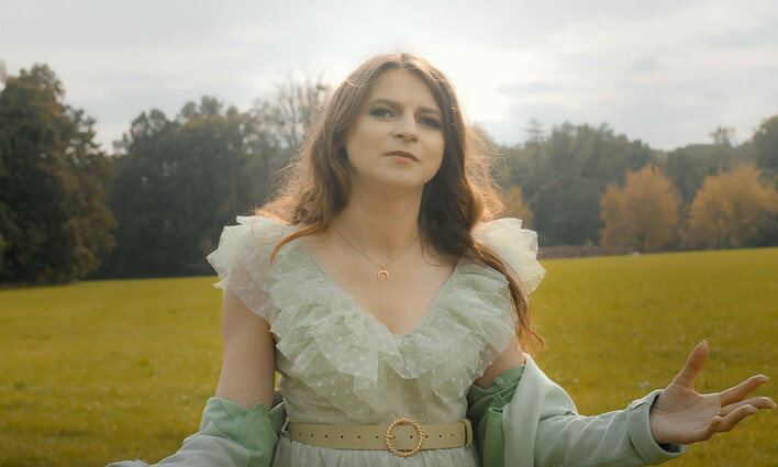 Edyta Jończyk zaskakuje nowym singlem „Proszę mów„! | PREMIERA