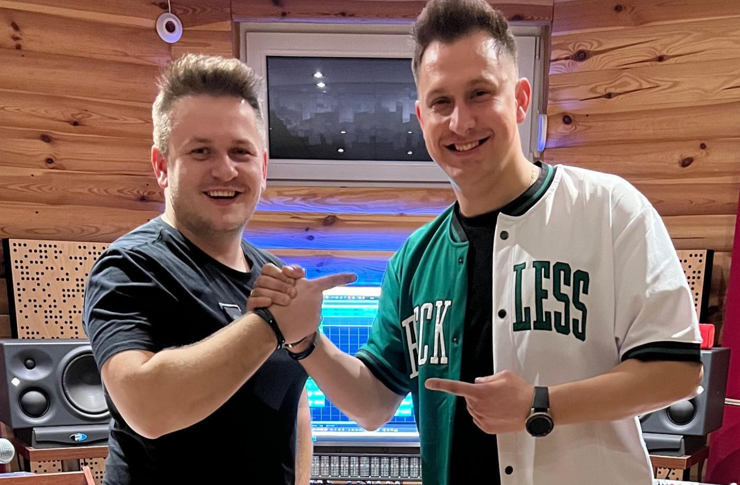 Eksplozja na rynku disco polo! Arek Kopaczewski i Przemek Budka połączyli siły i tworzą duet roku w piosence pt. 