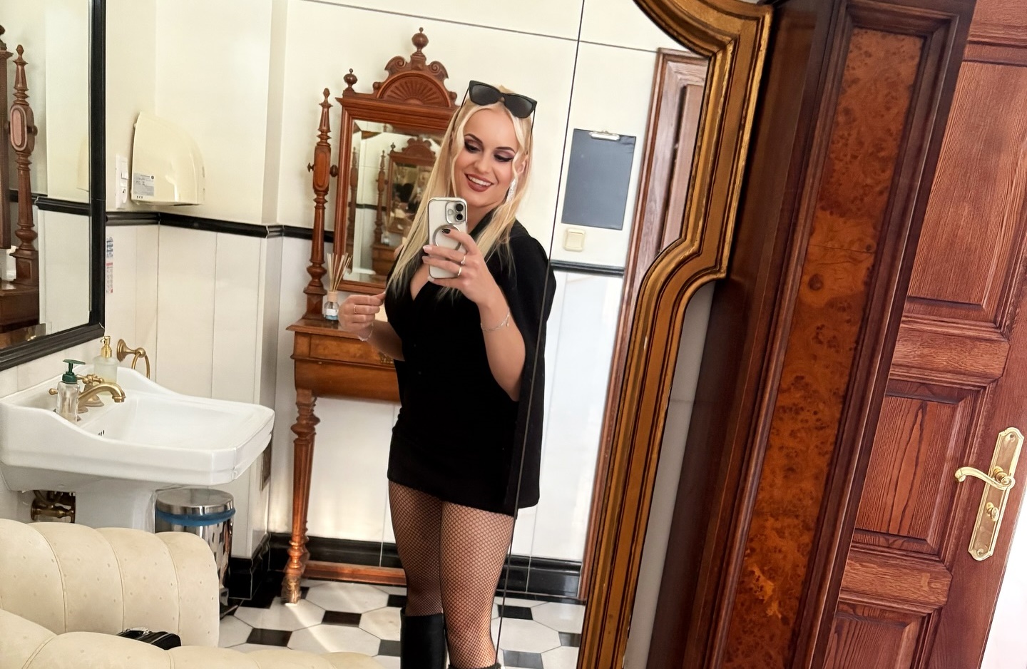 Ela Kliś olśniewa w eleganckiej, zmysłowej stylizacji. Czerń i kabaretki to strzał w dziesiątkę!