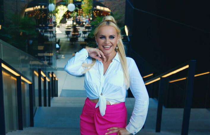 Ela Kliś w nowym teledysku ”Chili w lodach” - pikantna niespodzianka na rynku disco polo! To jej najlepszy numer?