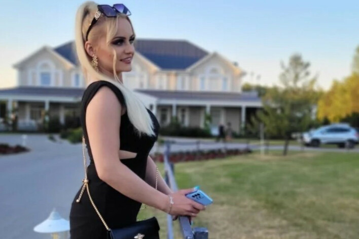 Ela Kliś w rozpalającej kreacji skradła show na weselu – Odważne zdjęcia! Wygląda jak bogini?! 