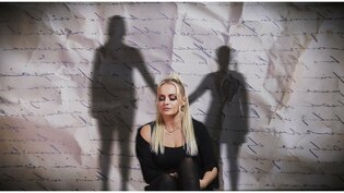 Ela Kliś w zupełnie innym wydaniu! Jej wersja „Z daleka kocham Cię” to ogromne zaskoczenie dla słuchaczy