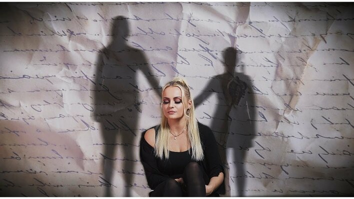 Ela Kliś w zupełnie innym wydaniu! Jej wersja „Z daleka kocham Cię” to ogromne zaskoczenie dla słuchaczy