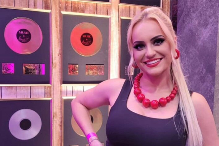 Ela Kliś zaskakuje fanów odważnym zdjęciem! Wokalistka disco polo w krótkiej spódniczce prezentuje się zjawiskowo

