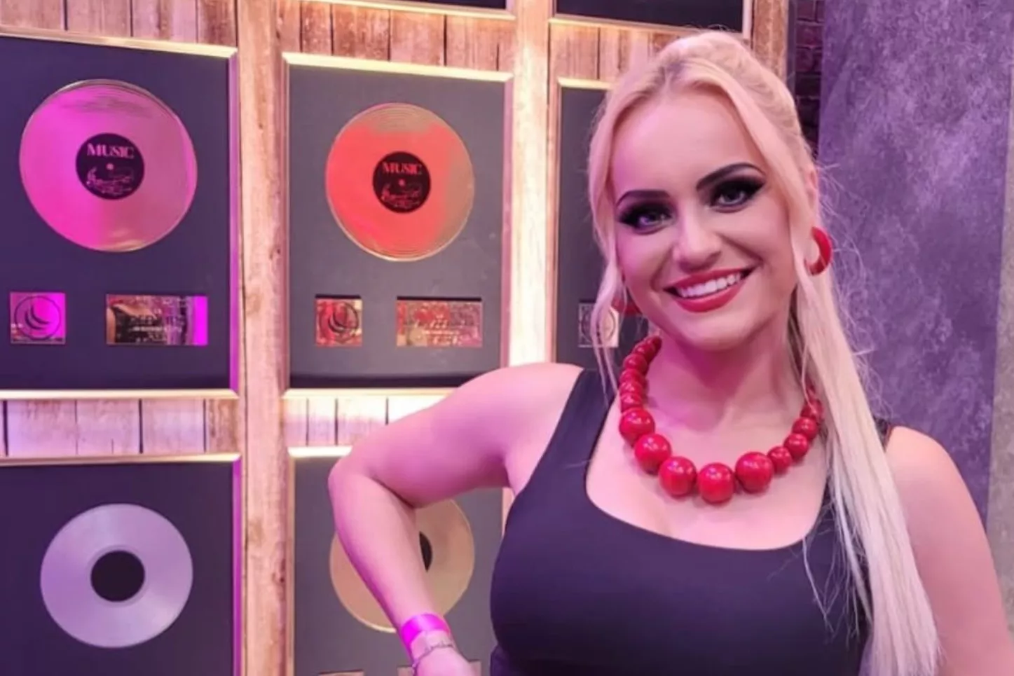 Ela Kliś zaskakuje fanów odważnym zdjęciem! Wokalistka disco polo w krótkiej spódniczce prezentuje się zjawiskowo

