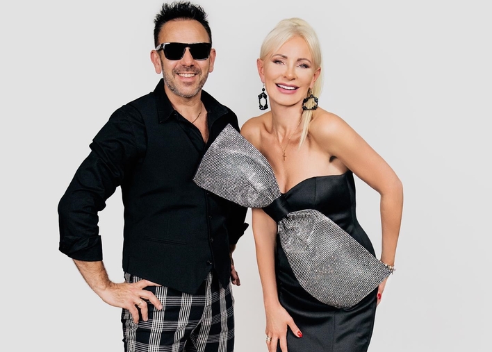 Mąż znanej wokalistki disco polo wygląda jak model! Uwielbiana para pochwaliła się zdjęciami wyjątkowej sesji. Fani ”Śliczna z Was para”