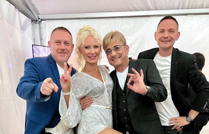 Elwira Mejk w błyszczącym kombinezonie pozowała z największymi gwiazdami muzyki tanecznej! Wokalistka wspomina stare czasy i świętuje 30-lecie disco polo!