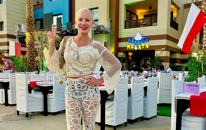 Elwira Mejk w śmiałej stylizacji! Dekolt, płaszczyk i buty do kolan rozgrzały fanów do czerwoności