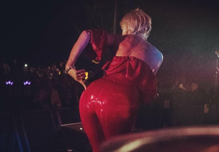 Elwira Mejk z zaskakującymi gestami na koncertach! Co robi wokalistka disco polo?!