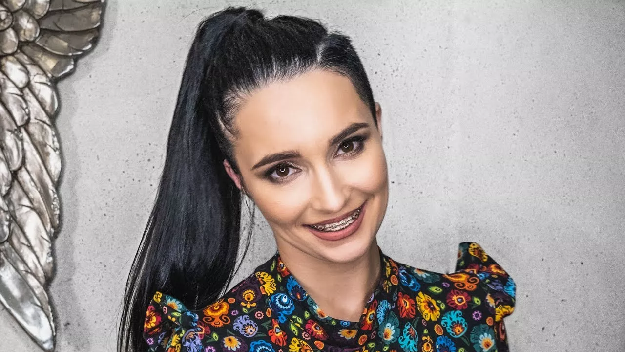 Emila Sanecka Daj To Głośniej - wiek, wzrost, kariera, piosenki, mąż, partner, instagram