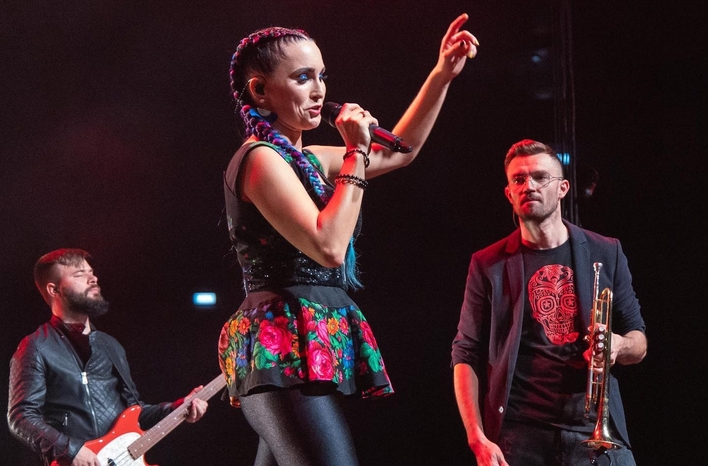 Emilia Sanecka w stroju podkreślającym krągłości i dekolt. Gwiazda zespołu disco polo Daj To Głośniej wygląda zjawiskowo!