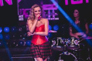 Tak gwiazda disco polo ubrała się na imprezę do największego klubu w Warszawie! Wyglądała jak milion dolarów