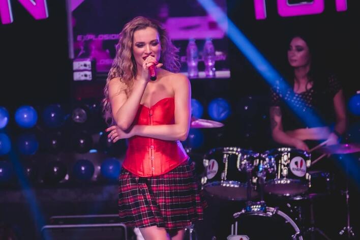 Tak gwiazda disco polo ubrała się na imprezę do największego klubu w Warszawie! Wyglądała jak milion dolarów