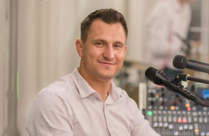 Eratox zaśpiewał wielki hit „A wszystko to bo Ciebie kocham„ zespołu Ich Troje!

